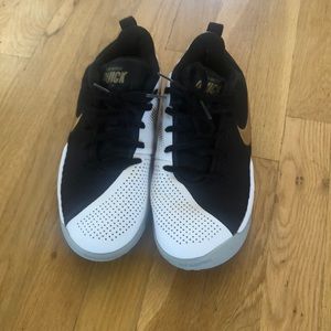 Boys basketball sneaker